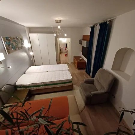 Happy House Apartment *